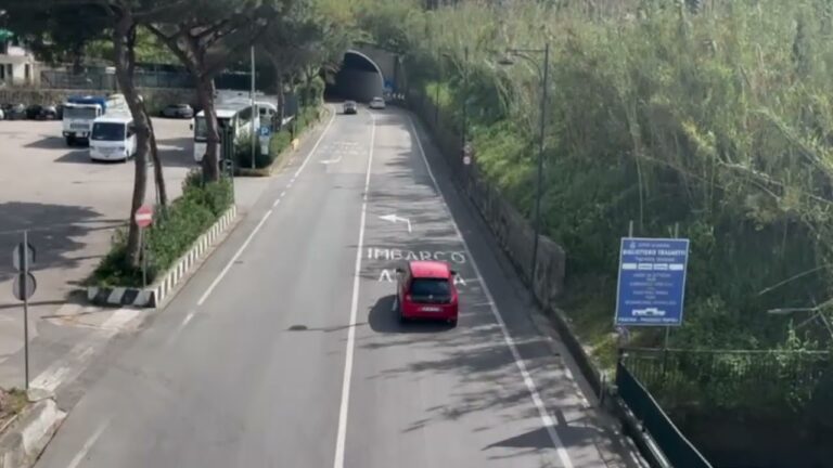 ISCHIA PORTO SI PREPARA ALLA STAGIONE TURISTICA: RIPARTE IL SISTEMA DI INCOLONNAMENTO