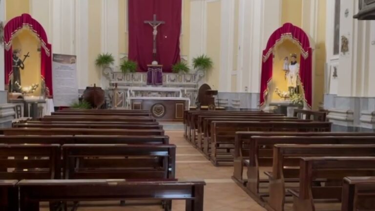 LA BAMBINA INVITATA AD USCIRE DALLA CHIESA CON LA MAMMA: LA LETTERA CHE DIVIDE LA COMUNITÀ 