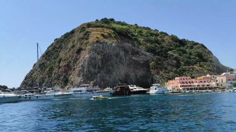 SPIAGGE DI ISCHIA DA RECORD: PROMOSSE ECCELLENTI PER LA QUALITÀ DELLE ACQUE