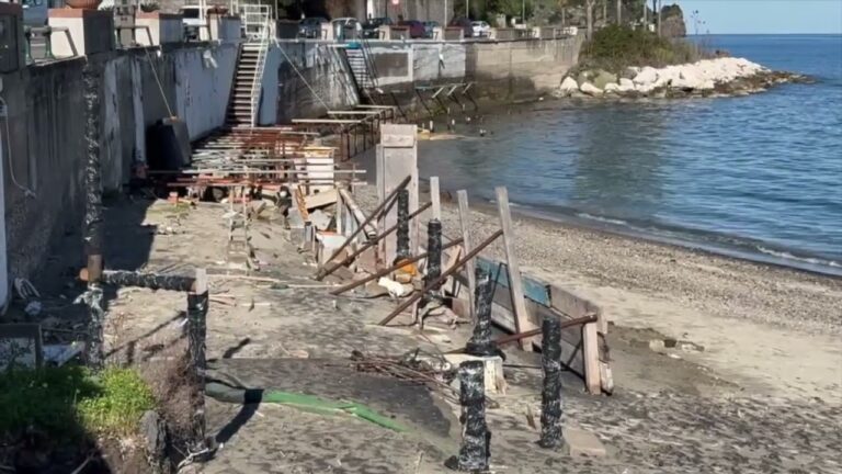 CASAMICCIOLA, CHIUSA LA SPIAGGIA DELL’ELIPORTO: CAVI ELETTRICI AFFIORATI E RISCHIO FOLGORAZIONE
