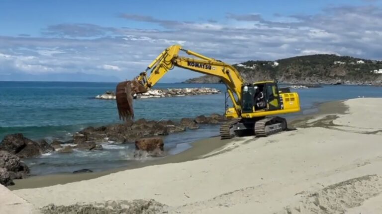 FORIO, AL VIA I LAVORI DI SISTEMAZIONE DEGLI SCOGLI ALLA SPIAGGIA INCLUSIVA DELLA CHIAIA