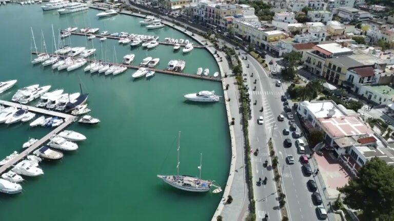 TROPPI RIFIUTI IN STRADA, A CASAMICCIOLA ECCO IL “GRANDE FRATELLO”