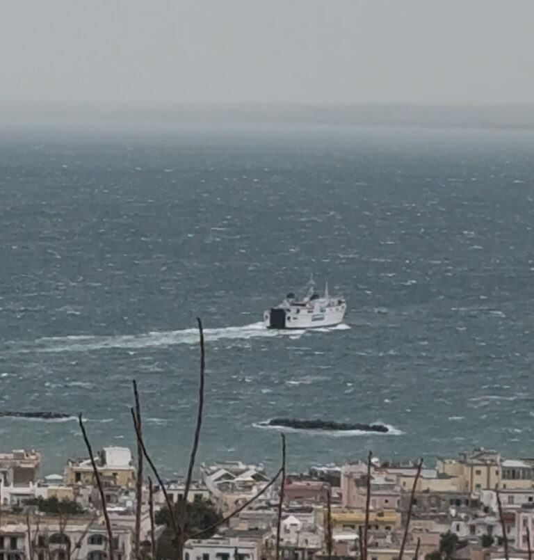 Bufera di vento da nord est nel Golfo di Napoli: allerta meteo, mare molto mosso, disagi anche a Ischia. Alcuni collegamenti sospesi