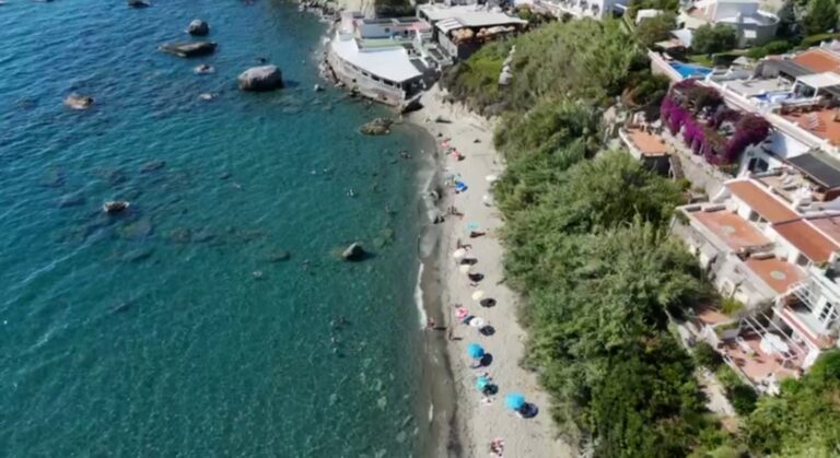 Forio, Via libera al nuovo accesso alla spiaggia di Cava dell’Isola: arriva l’autorizzazione paesaggistica